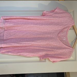 Heathered pink Gap tee